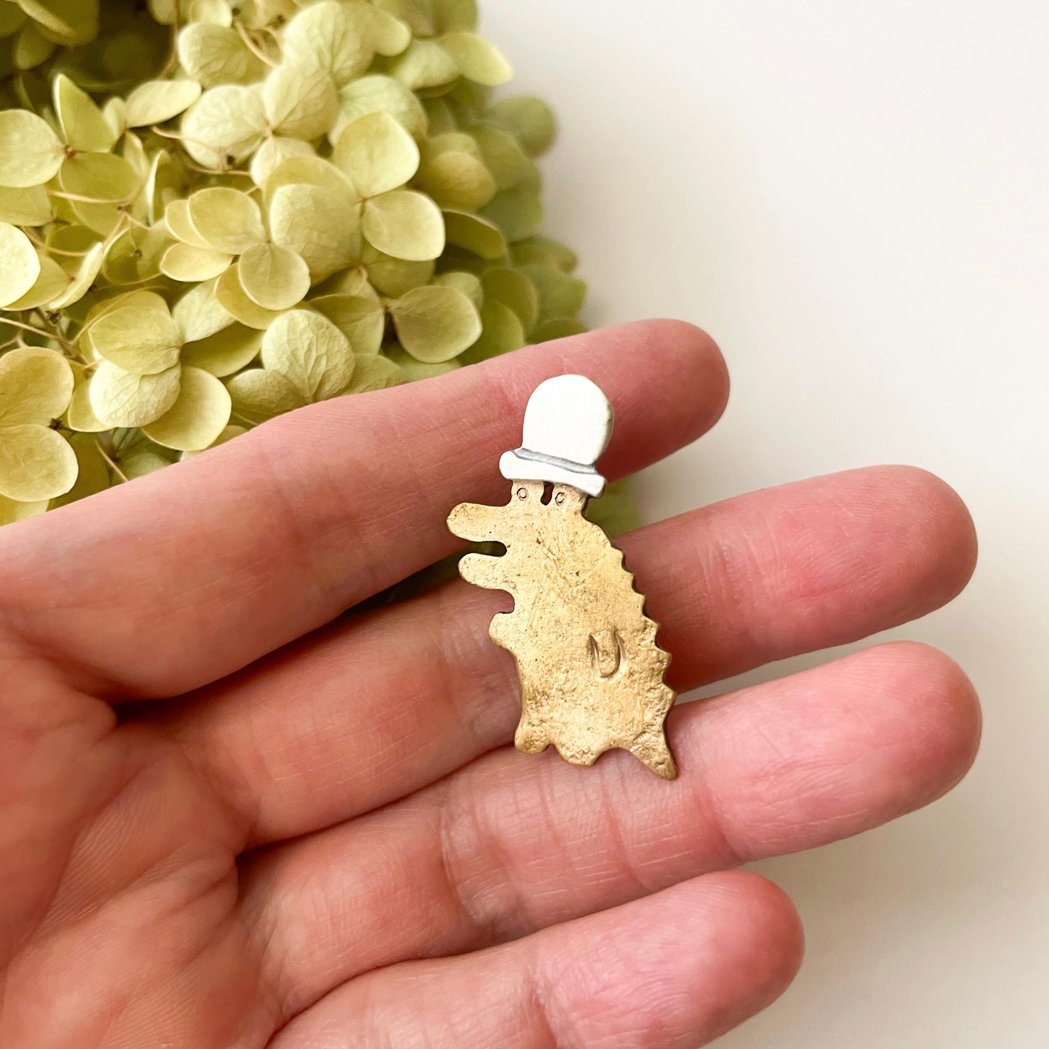 「帽子のワニ」真鍮ブローチ | 3枚目
